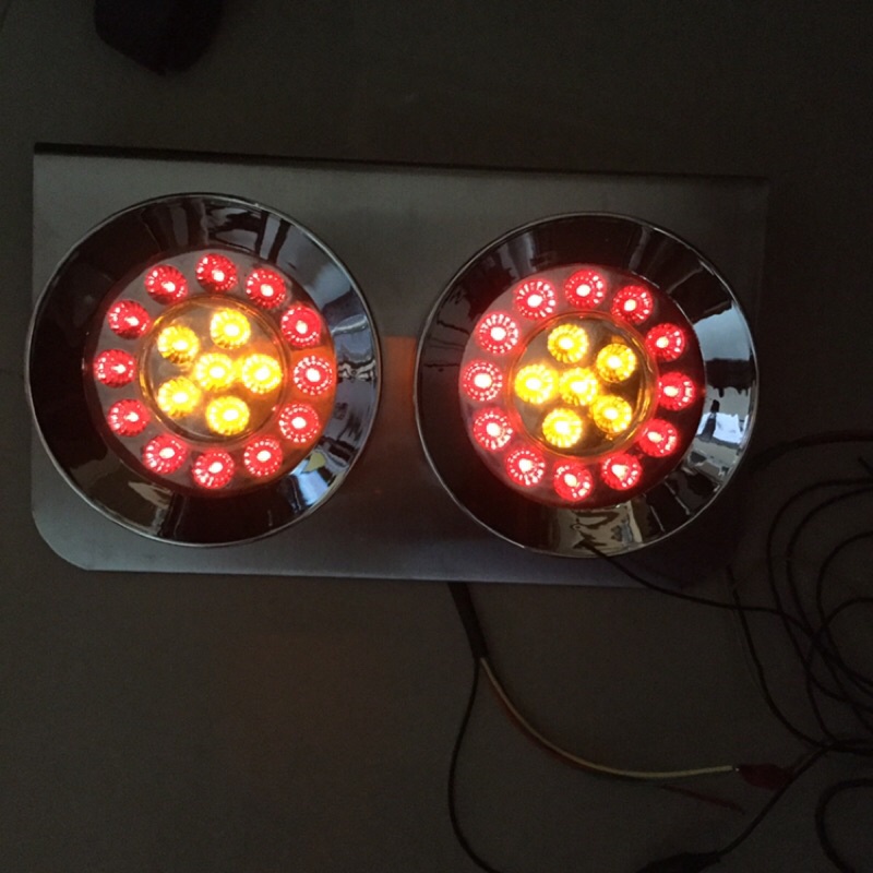 LED尾燈。全透明殼。雙圓燈。小燈煞車燈紅光。黃光方向燈。白鐵架-12V