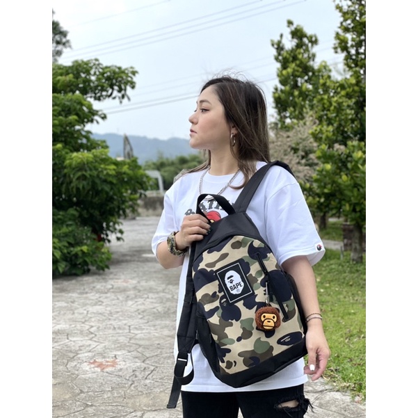 小蜜酥潮流代購  BAPE APE白猿頭BAPE字體絨毛MILO吊飾迷彩後背包（雜誌）【BAPE3-22040201】