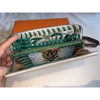 ♥️售出♥️Hermès Hermes 愛馬仕 silk in wallet 絲巾長夾 奶昔白色 老虎🐯虎頭