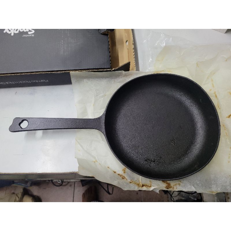 富蘭鍋]Flambo 鑄鐵搖滾平底鍋 -M (鑄黑系列)，全新未使用，售價900元，只有1個