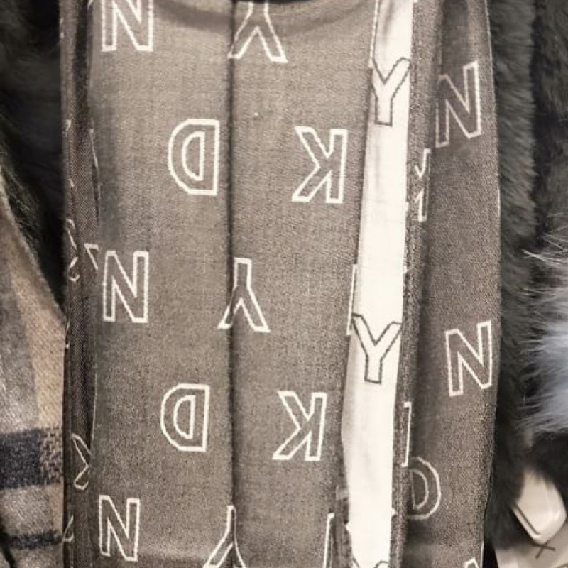 DKNY雙色字樣圍巾