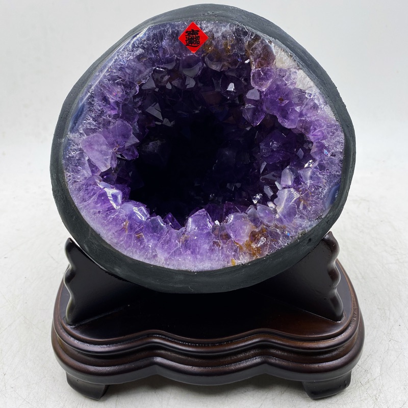 H1255 頂級巴西紫水晶洞 （帶鈦晶）4.4kg，高21cm，寬20cm，厚度19cm，洞深8cm（紫晶洞