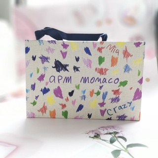 APM MONACO Fun Crazy Love系列手拿包 印有充滿童趣的彩色繪畫，可放手機 皮夾雜物，獨特 優雅