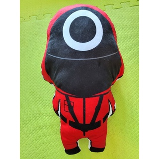 【樂樂的銅板雜貨店】魷魚遊戲 魷魚遊戲 娃娃抱枕 圓形士兵 填充玩具 尺寸：約47×27