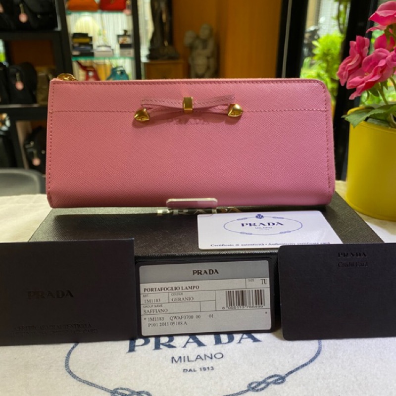 美麗堡Outlet精品 PRADA 1M1183 豆豆蝴蝶結飾 L型拉鍊長夾 粉紅色 【缺貨】過季新品