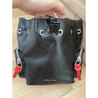 小ck Charles and Keith 水桶包 二手 類漆皮 寬背帶 吊牌 新加坡