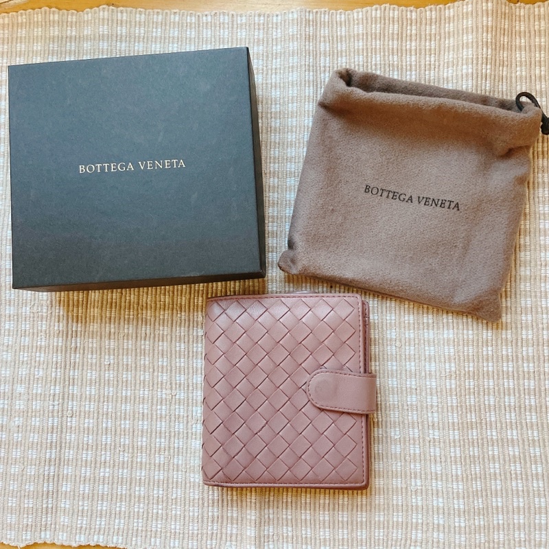 （保留）日本購入正品BOTTEGA VENETA寶緹嘉乾燥玫瑰粉編織長夾 BV短夾 BV編織皮夾 粉色錢包 BV女生皮夾