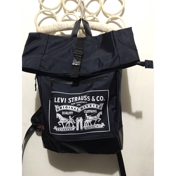 全新Levis 電腦護墊有側袋上開後背包 ，雙馬logo,展開58*30*14公分