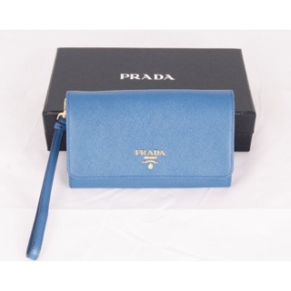 [全新]PRADA 金字防刮牛皮手掛中夾(歐規）天空藍