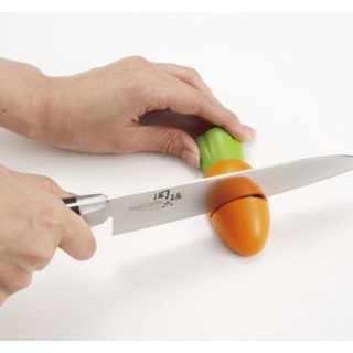 日本貝印KAI－紅蘿蔔造型陶瓷磨刀器 日本製/陶瓷磨刀器/可吸附冰箱