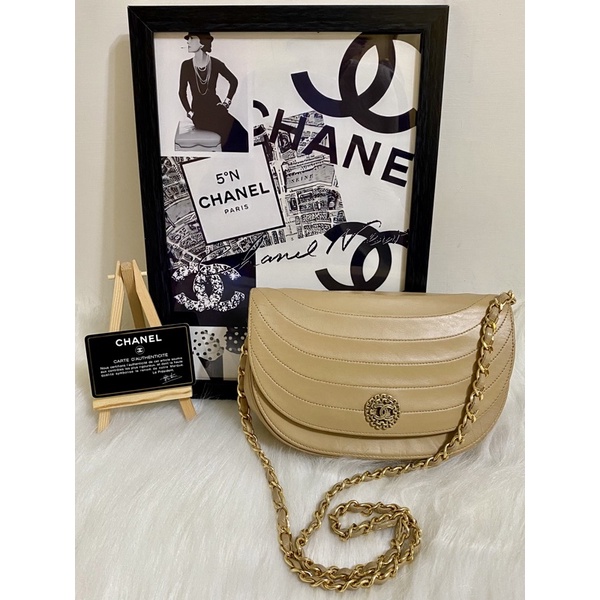 Chanel Vintage 老香雕花logo釘釦奶茶小半月包