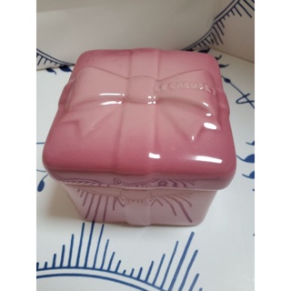Le Creuset酷彩《薔薇粉》方形蝴蝶結禮物盒造型烤盅》