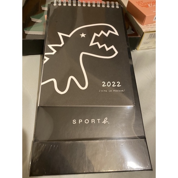 全新agnes b. sport b. 2022 恐龍直立式桌曆(黑)