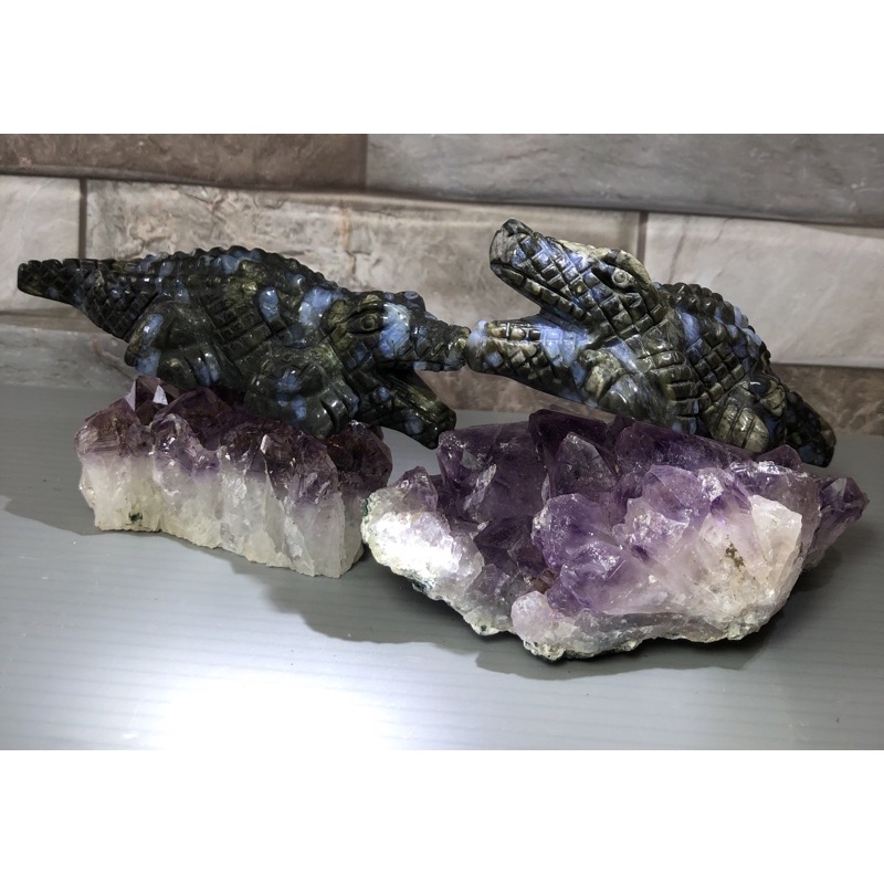 天然藍閃石鱷魚精雕擺件1對 紫晶片底座 帶鈦晶 （寶可手作）