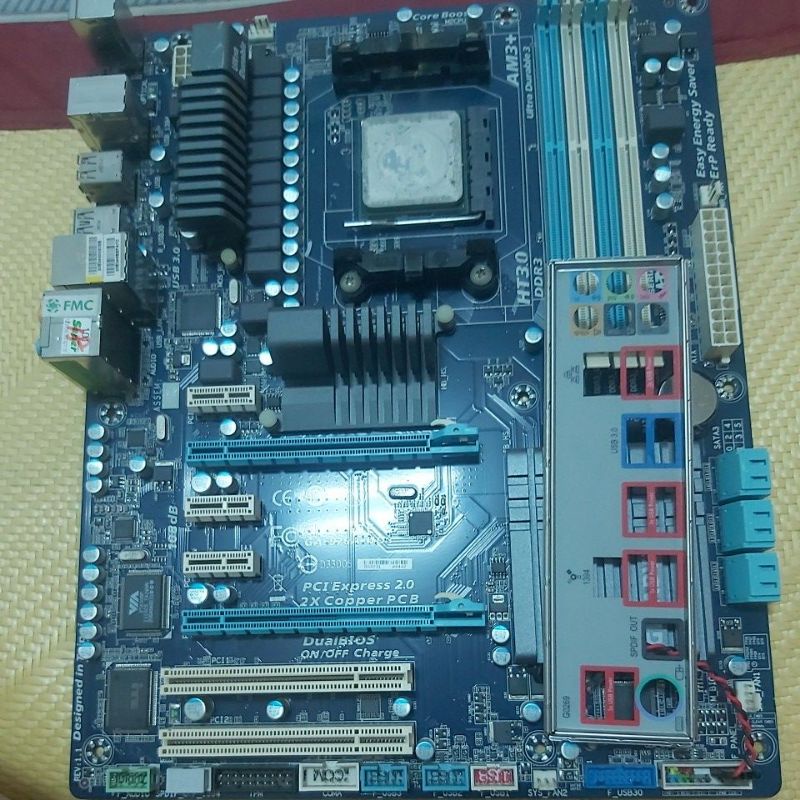 出售一組良品 AMDcpu+主機板。 CPU是fx-6100， 主機板是技嘉970A-UD3