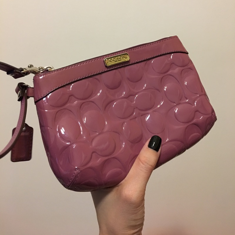 COACH】超可愛 粉紫色 logo 立體壓紋 漆皮手拿包/手腕包