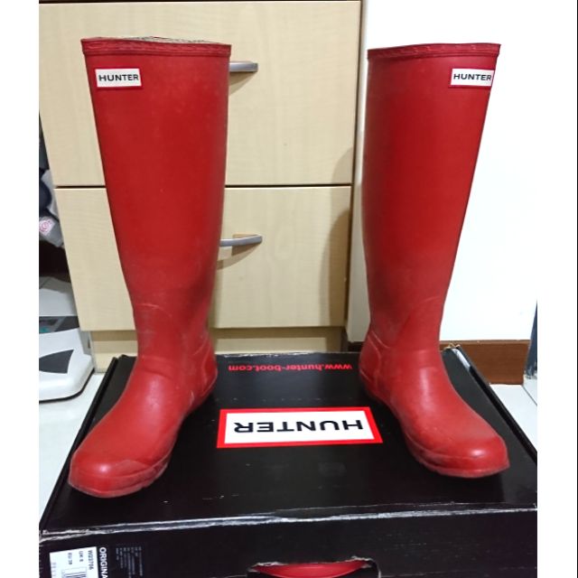 HUNTER 紅色高筒雨靴，八成新，300元。
