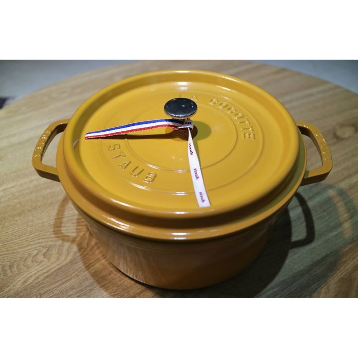 全新法國製 Staub 28cm 芥末黃搪瓷鑄鐵鍋