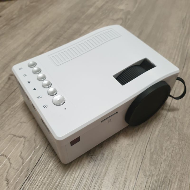 (飽飽家•如新二手品) 愛思 投影機 IS愛思P-018 120吋微型行動投影機