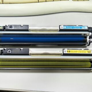 CE312A+CE311A HP 原廠碳粉匣*2，碳粉已不足亮燈。