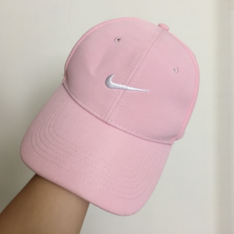 翻玩Nike粉紅帽子