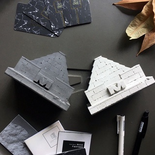 曙muse｜m字金字塔水泥名片架 原創 手作 造型 燈泡 禮物 小物 創意 居家擺飾 手機架 杯墊架 辦公室 擴香石