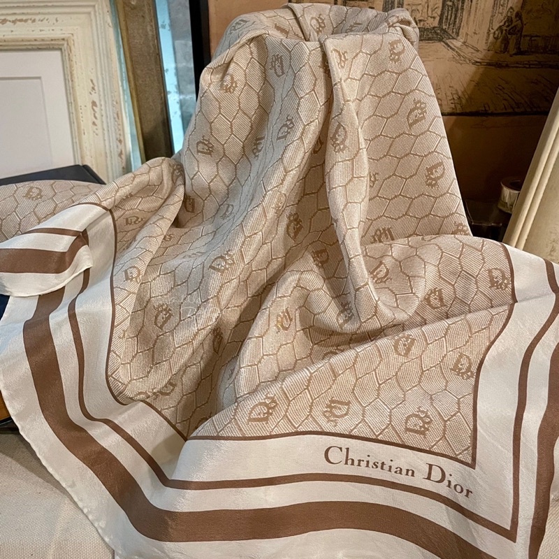 Christian Dior •Vintage •老迪奧 大幅純絲絹 經典蜂巢格老花 品牌LOGO底紋 棕卡其系 絲巾畫