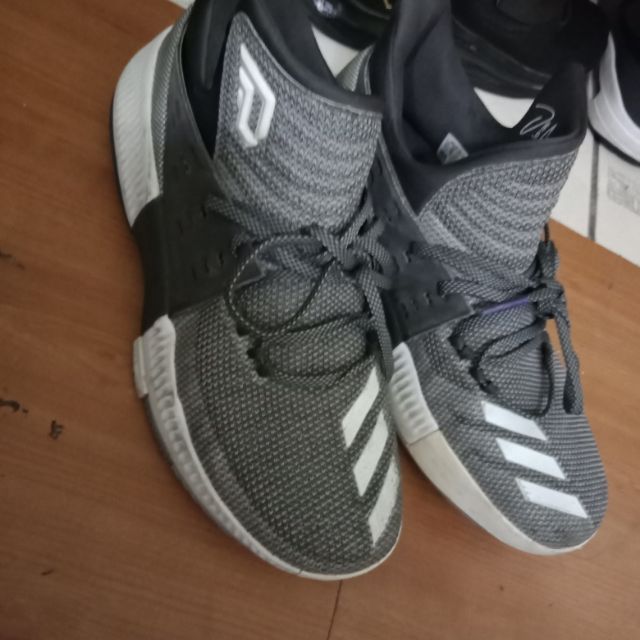 Adidas 球星籃球鞋。
