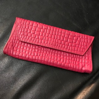 Pink鱷魚皮紋桃紅信封長夾 手拿包 皮夾