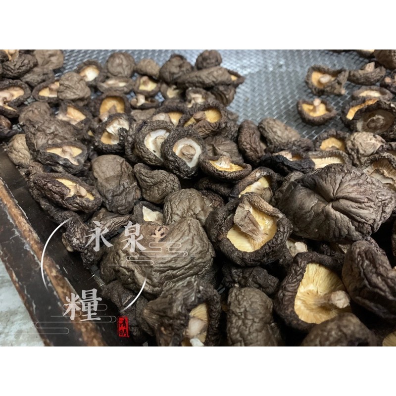 《永泉糧》300g裝  中菇台灣香菇(A級品)~ 肉質Q彈且厚實，口感紮實，味道香，實品漂亮。