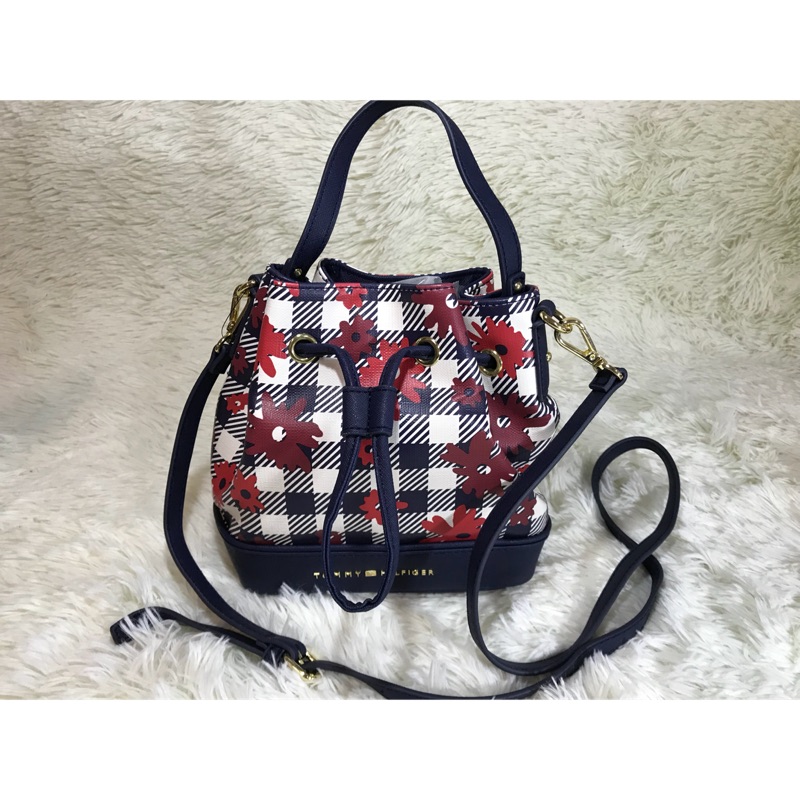美代娘 Tommy正品現貨 藍白方格紅花小斜背水桶包 蝦皮購物