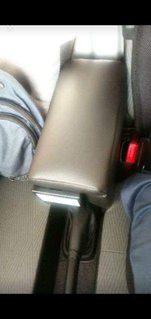 Suzuki Carry 專用扶手箱 (只有前杯架)