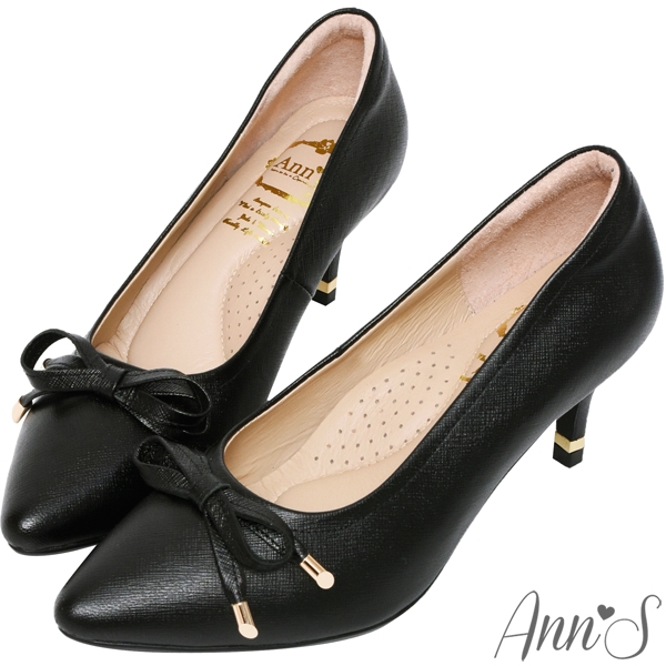 Ann’S自帶氣質光環-小羊皮質感壓紋蝴蝶結尖頭跟鞋6.5cm-黑