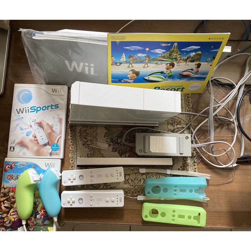 日本原裝任天堂Wii遊戲主機(未改機)+2組左右手把遙控器手把+ 果凍保護套藍和綠 附送 2正版遊戲光碟(wii ）