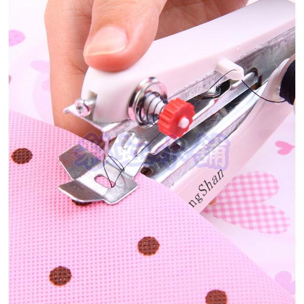 【彩虹小舖】迷你袖珍 手動縫紉機 多功能 非電動 縫衣機 手持微型 實用 便攜 縫紉機