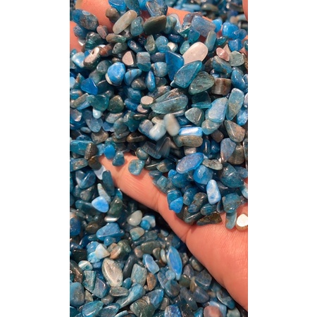 磷灰石碎石、藍磷灰石、磷灰石非常少見、手珠手排擺件都非常少、重本做碎石、不是小顆的、平均每顆都有1平方公