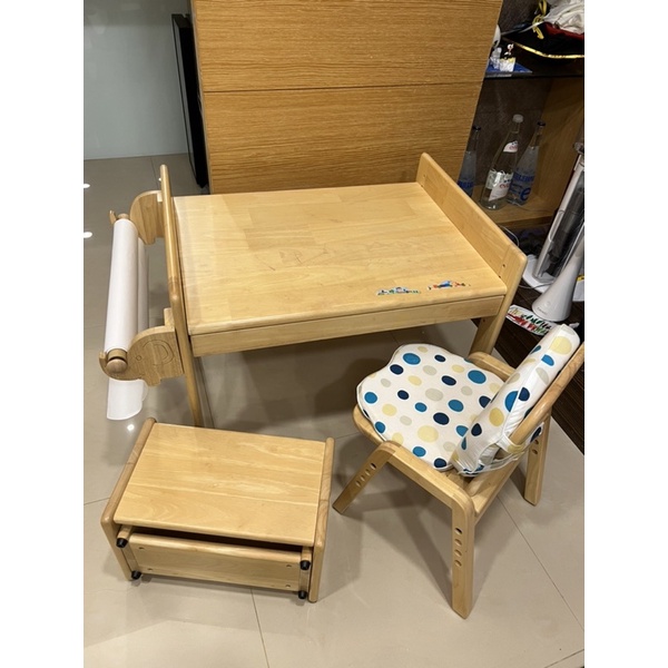 MesaSilla 寶寶自主學習書桌+椅子(小汽車款）+小象畫架跟畫卷+椅墊+自主腳蹬（伴讀椅，汽車款）