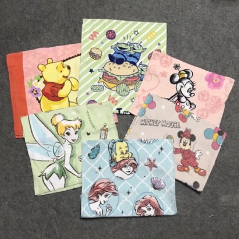 《小熊維尼/三眼怪/米妮/米奇與朋友們/小精靈/美人魚》印花毛巾。長寬約35x80。純棉吸水。沐浴擦拭/洗臉擦手⋯皆宜。