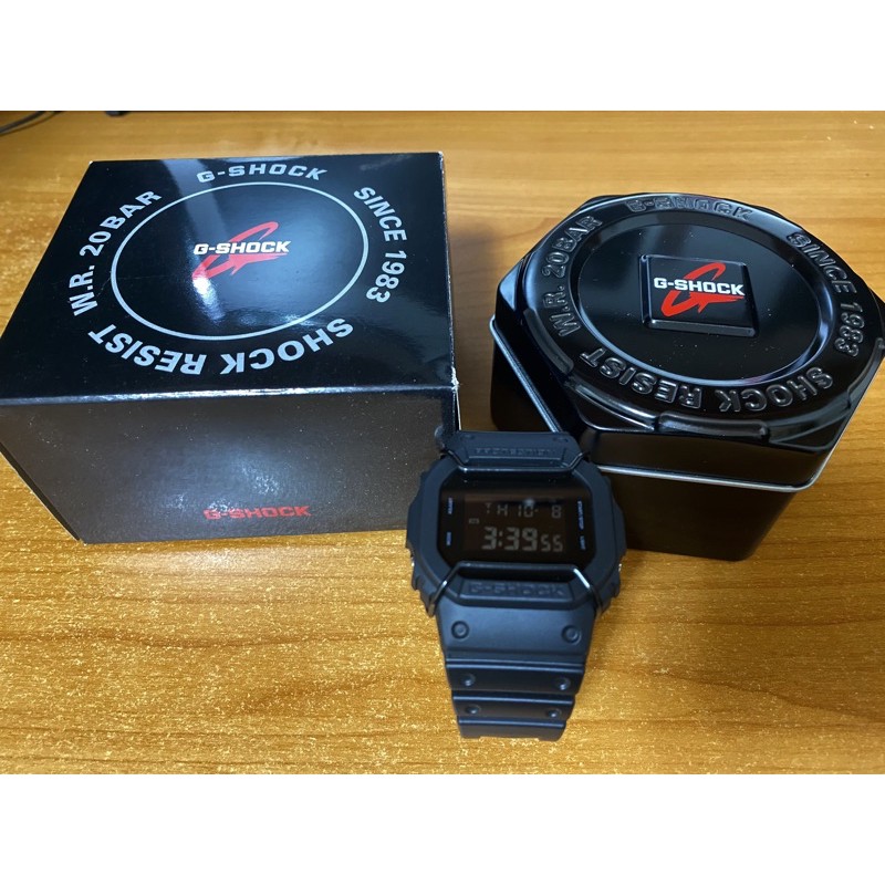 二手卡西歐G-SHOCK DW-5600BB-1 經典個性數位電子錶+黑色金屬保護桿