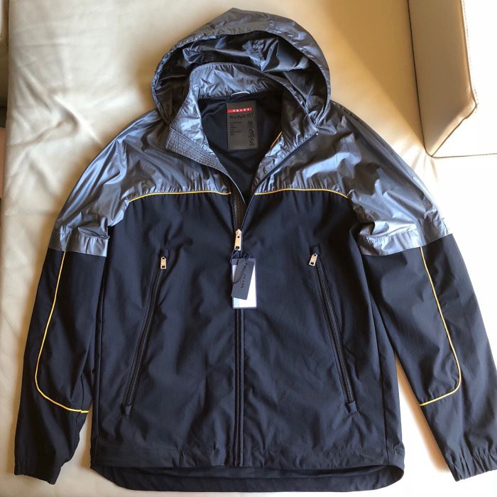 保證全新正品 Prada 連帽 防風防寒 外套 size M 義大利製