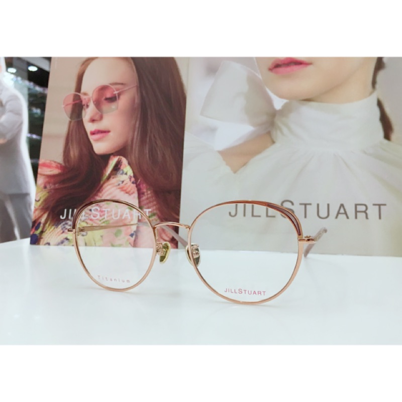 Jill Stuart 閃亮玫瑰金鈦金屬鏡框 以亮麗的顏色繪出奪目眼角 讓耀眼的目光中多一分攝人魅力 JS70024