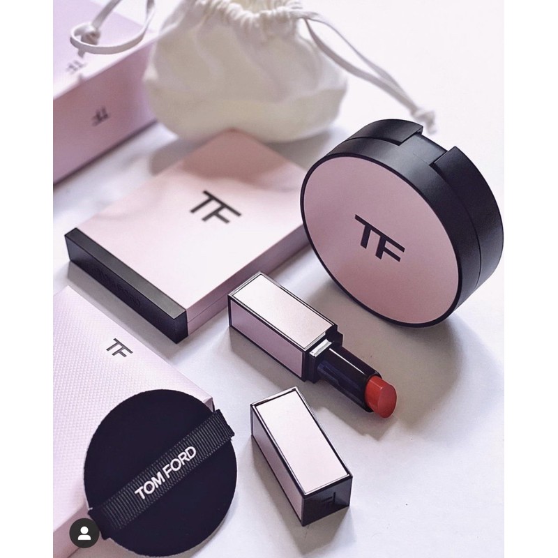 这该死的哑光柔雾高级电影感 Tom Ford 新款禁忌玫瑰彩妆系列全新上市 8折活动最后一天 本系列有限定眼影盘唇膏和气垫盒 粉黑搭配的玫瑰 色系真的太吸睛 方细管仅43欧 眼镜盘仅63欧 气垫盒仅25欧 德淘网