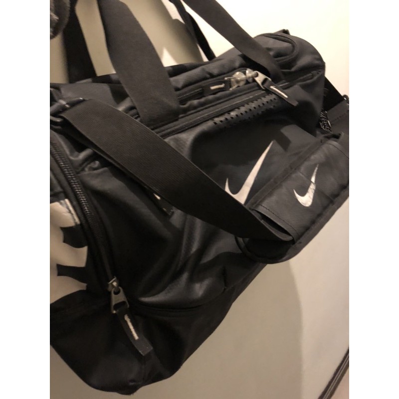 二手 正版 耐吉旅行袋 6成新 Nike健身包 圓筒訓練包 運動單肩包 斜跨瑜伽包 出差行李袋 多功能防水旅行包