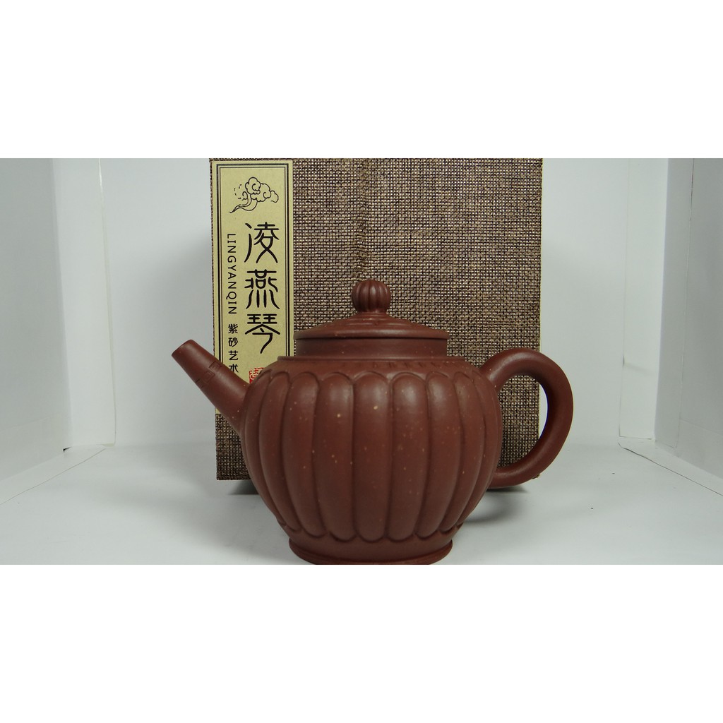 宜興正品刻繪牡丹西施壺助理工藝師淩燕琴名家全手工正品原礦清水泥錦囊壺275ml 全手工出水順 附作者持壺照