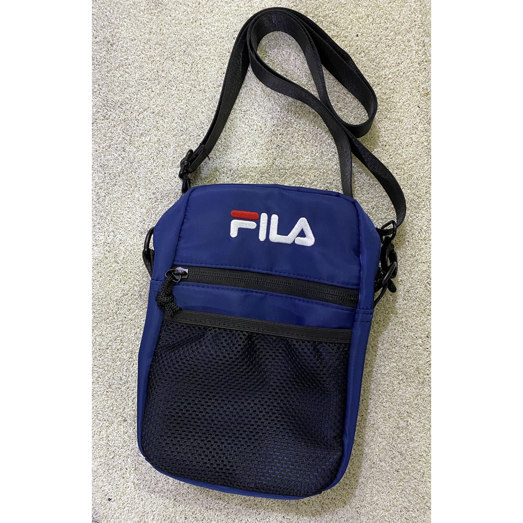 = 威勝 運動用品 = 21年 FILA 網袋夾層側背包 (深藍) BMV-7009-NV