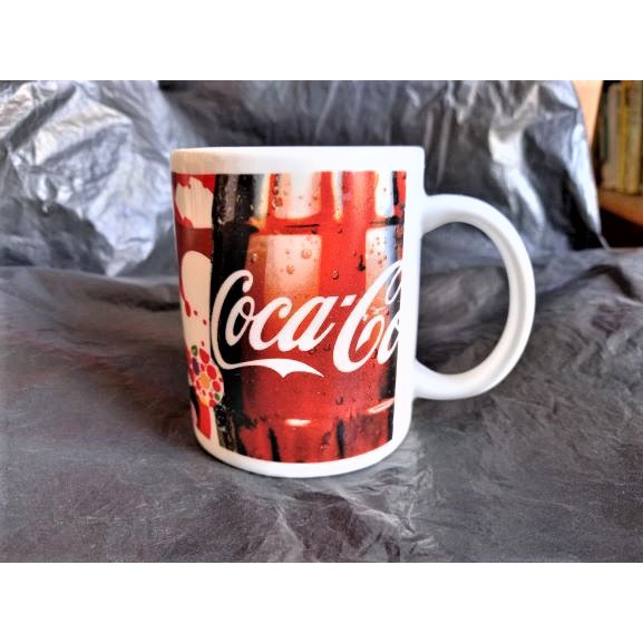 【Coca-Cola可口可樂】125周年紀念馬克杯~B款蔣彝(2011年限量品)加送可樂瓶圖案環保袋(材質:不織布)