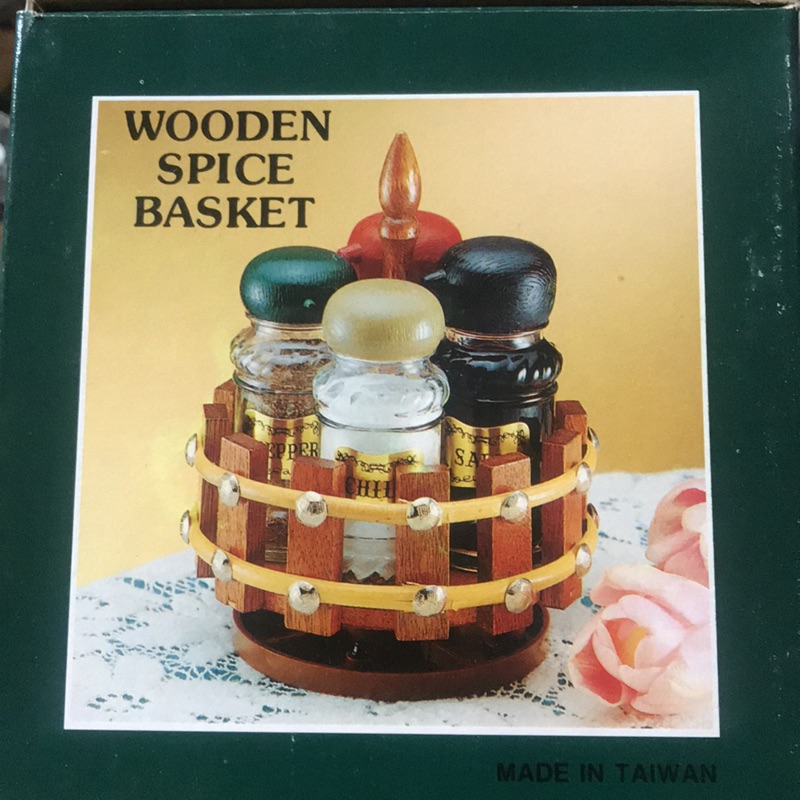 可旋轉木製調味架盤，包含四個調味料罐與標籤