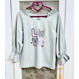 💗精品專櫃BZD真品進口外貿原單展示品出清！設計師款燒花蕾絲滾邊KITTY皇冠貓咪粉綠色/修身時髦荷葉七分袖雪紡輕柔上衣