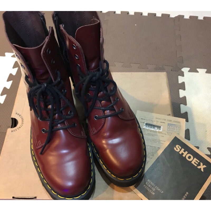 Dr.Martens JADON-8孔側拉鍊厚底亮皮馬汀靴（櫻桃紅）含運