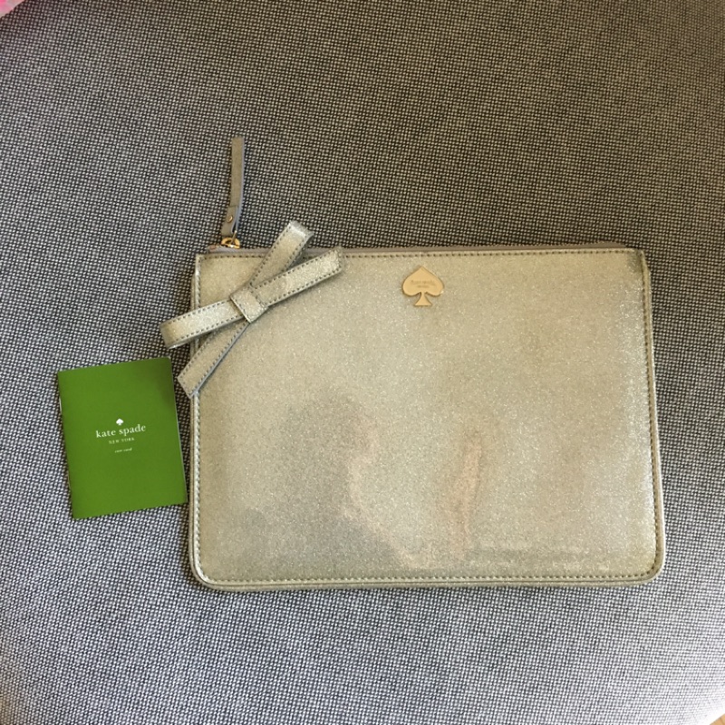 Kate Spade 銀色亮粉漆皮蝴蝶結黑桃手拿包/信封包 Glitter Pouch